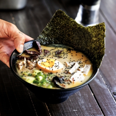 Salade de ramen personnalisée saison japonaise soupe de nouilles pour une sauce délicieuse