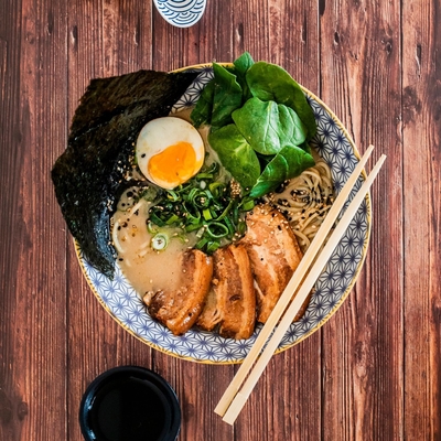 Salade de ramen personnalisée saison japonaise soupe de nouilles pour une sauce délicieuse