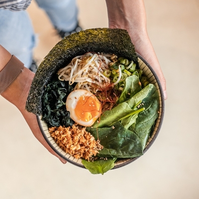 Salade de ramen personnalisée saison japonaise soupe de nouilles pour une sauce délicieuse