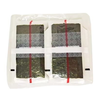 Triangle Onigiri Nori avec des algues à la vapeur Triangle Laver Alge dans un emballage en plastique