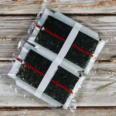 Triangle Onigiri Nori avec des algues à la vapeur Triangle Laver Alge dans un emballage en plastique