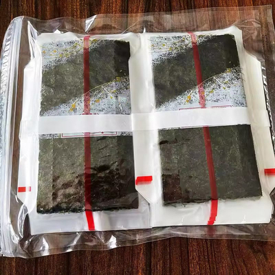Triangle Onigiri Nori avec des algues à la vapeur Triangle Laver Alge dans un emballage en plastique