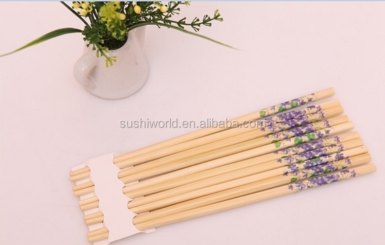 Des baguettes de bambou à deux gouttes élégantes et sans effort pour les voyageurs minimalistes