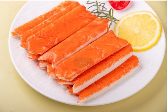 Un bâton de crabe surimi surgelé est le choix idéal pour les amateurs de fruits de mer.