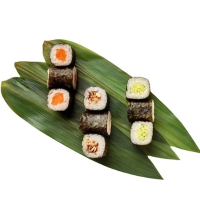 Servir des sushis avec des enveloppes de feuilles de bambou fraîches et naturelles