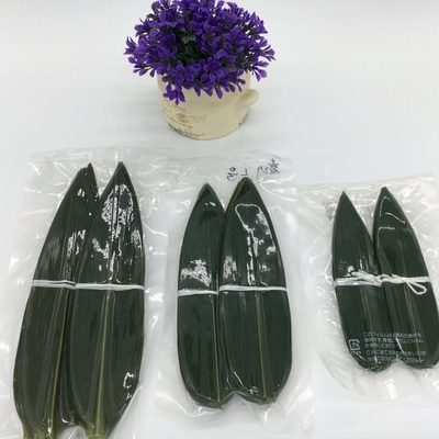 Servir des sushis avec des enveloppes de feuilles de bambou fraîches et naturelles
