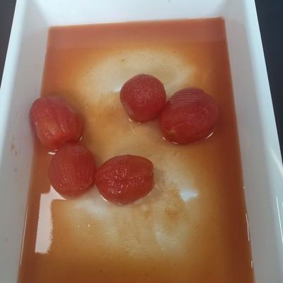 Tomates délicieuses et sucrées en conserve pelées à partir de matières premières fraîches