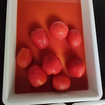 Tomates délicieuses et sucrées en conserve pelées à partir de matières premières fraîches