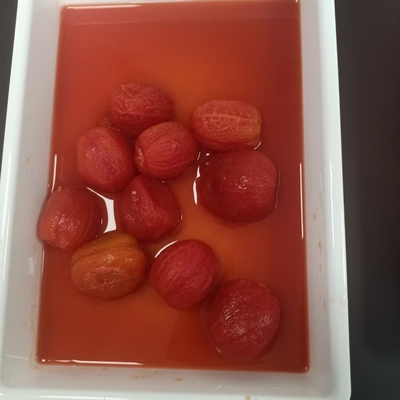 Tomates délicieuses et sucrées en conserve pelées à partir de matières premières fraîches