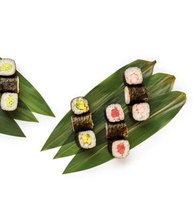 Les feuilles de bambou sont essentielles pour servir le sushi