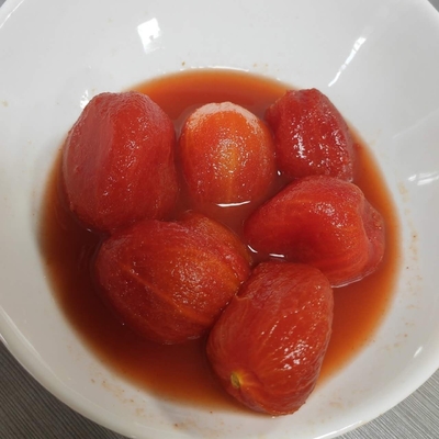Tomates délicieuses et sucrées en conserve pelées à partir de matières premières fraîches