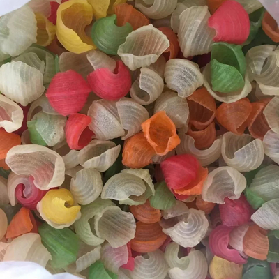 Pellets rouges séchés crus, chips de pommes de terre, aliments gonflés, fabriqués à partir de matières jaunes normales