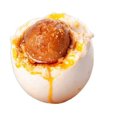 Des œufs de canard salés avec du jaune rouge, conservés dans des endroits frais et secs.