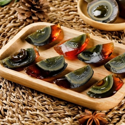 Des œufs de canard salés avec du jaune rouge, conservés dans des endroits frais et secs.