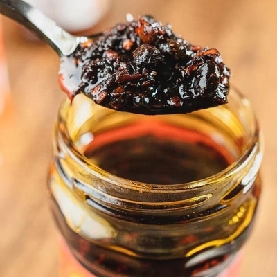 Sauce au Chili Laoganma mélangée à de l'huile rouge de Chili
