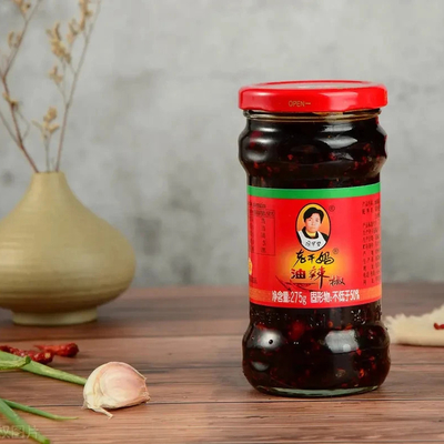 Sauce au Chili Laoganma mélangée à de l'huile rouge de Chili